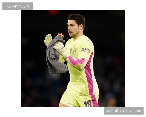 特写：效力球队十年的老门将，在职业生涯末期首次坐上替补席