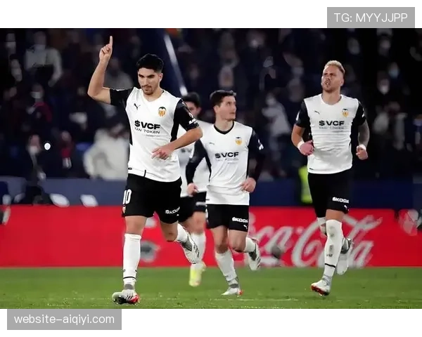 塞维利亚新援已适应球队节奏,训练中冲刺跑数据队内领先 塞维利亚新援已适应球队节奏,训练中冲刺跑数据队内领先